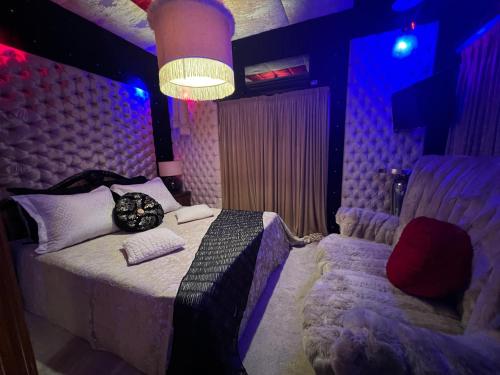 Кровать или кровати в номере Xcite Hotel Salem