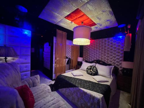 Кровать или кровати в номере Xcite Hotel Salem
