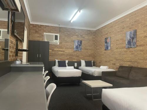 Postel nebo postele na pokoji v ubytování Blue Violet Motor Inn