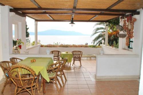 eine Terrasse mit einem Tisch und Stühlen sowie Meerblick in der Unterkunft Apartments Sea View - cosy & comfortable in Brist