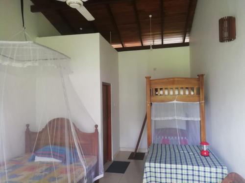 een slaapkamer met een stapelbed in een kamer bij Beach Corner Weligama in Weligama
