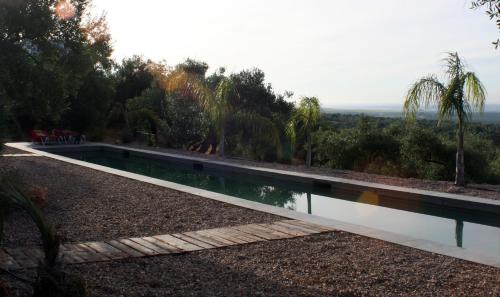 ein Pool an der Seite eines Hauses in der Unterkunft Casa las Marias in Hornachuelos