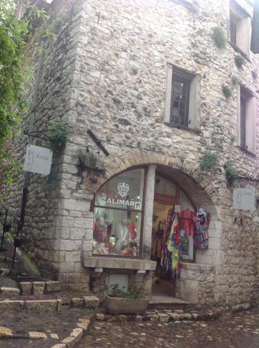 un magasin dans un bâtiment en pierre avec une fenêtre dans l'établissement Maison pittorresque St Paul de Vence, à Saint-Paul-de-Vence
