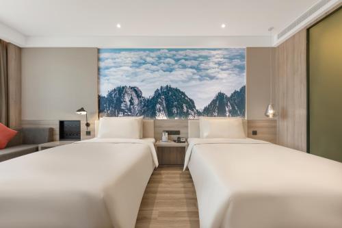Un ou plusieurs lits dans un hébergement de l'établissement Atour Hotel Baoji Raiway Station Xingzheng Avenue