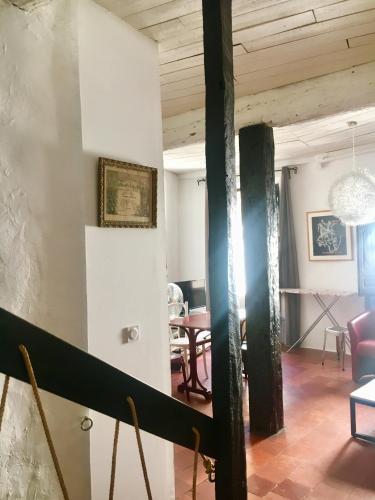 un salon avec une table et des chaises dans l'établissement Maison pittorresque St Paul de Vence, à Saint-Paul-de-Vence