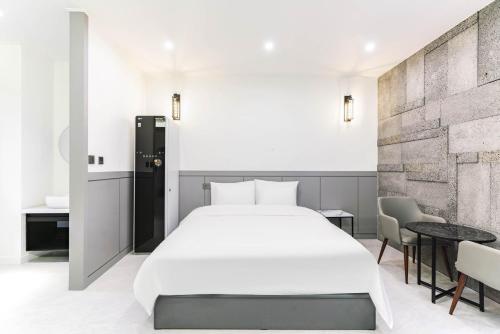 Voodi või voodid majutusasutuse Pyeongtaek Godeok Rich Stay Hotel toas