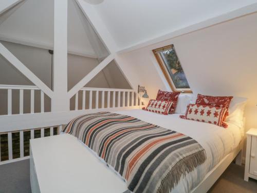 A bed or beds in a room at Moorhurst Cottage