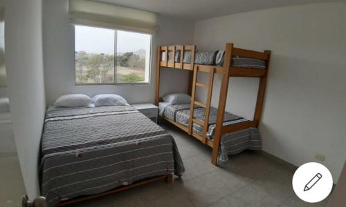 アシアにあるDepa de Playa en Asiaの二段ベッド2台と窓のある寝室