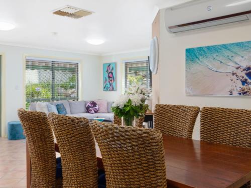 a dining room with a table and chairs at Dive into Dorset 10 Dorset Court in Carrickalinga