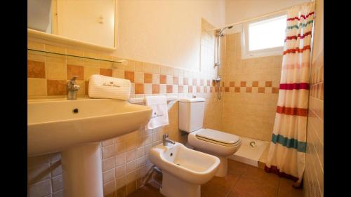 une salle de bain avec un lavabo et des toilettes dans l'établissement Studio 2 people - 150 m from de sea - Ghisonaccia, à Ghisonaccia