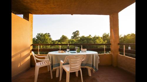 - une table sur un balcon avec une table et des chaises dans l'établissement Studio 2 people - 150 m from de sea - Ghisonaccia, à Ghisonaccia
