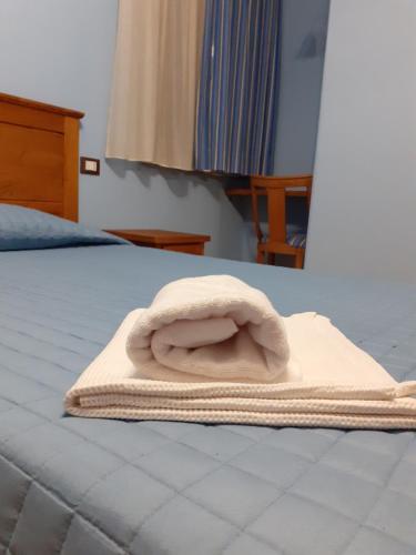En eller flere senge i et værelse på AFFITTACAMERE LA MAGIA DEI COLORI