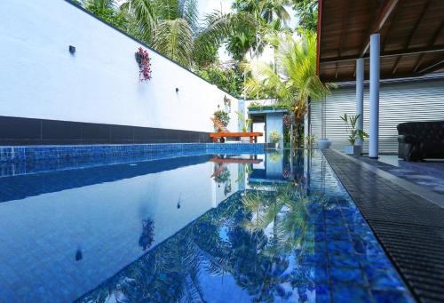 uma piscina ao lado de uma casa com uma mesa em Villa Sole em Kandy