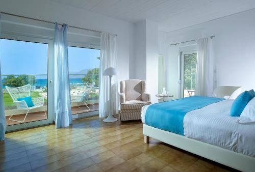 Un dormitorio con una cama y vista al mar. en Villa Elvina, en Kissamos