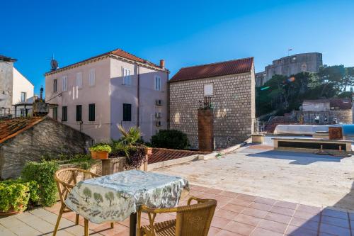 Deluxe Rooms with a terrace view at Old City Gate