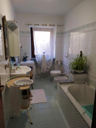 a bathroom with two sinks and a tub and a toilet at Famiglia Brochetti in Balbido-rango