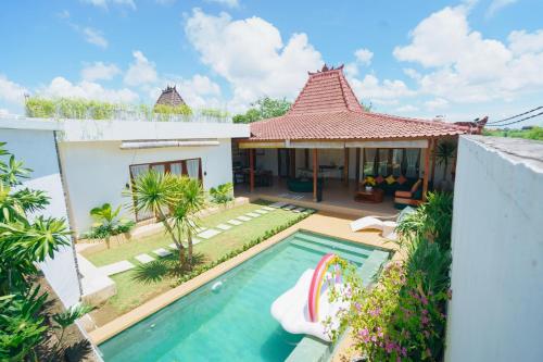 Bazén v ubytování Villa Orked 3 with family room Seminyak nebo v jeho okolí