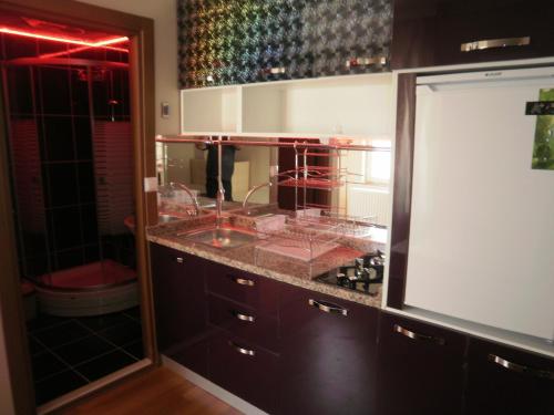 een badkamer met een wastafel en een spiegel bij Ceylan Apart Otel in Tekirdag