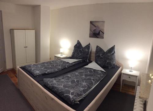1 dormitorio con 1 cama con 2 almohadas en Ferienwohnung Reitanlage Bärenz, en Selk