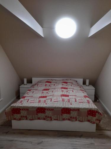 a bedroom with a bed in a attic at Haus Groth - Wohnung Heinke - Schupp1 in Tönning