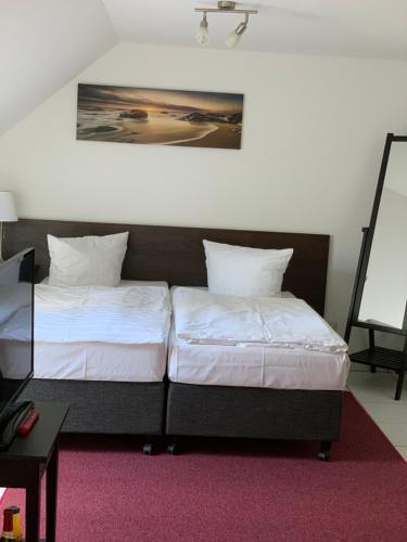 two beds sitting next to each other in a room at Landhaus am Schaalsee in Zarrentin