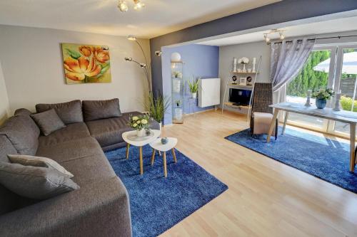 Ferienwohnung Aneta في فلنسبورغ: غرفة معيشة مع أريكة وطاولة