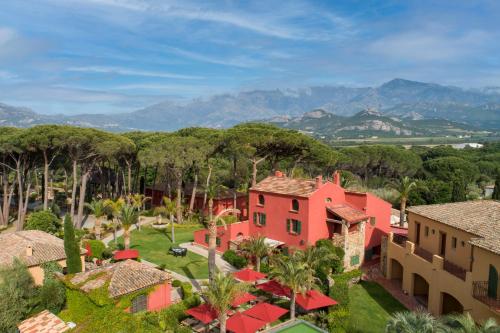 - une vue aérienne sur une maison avec des arbres et des montagnes dans l'établissement La Signoria, à Calvi