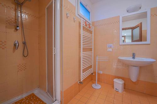Ванна кімната в Il Glicine appartamento con darsena privata a lago