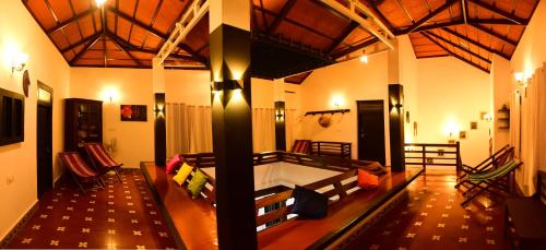 Zimmer mit einem großen Bett in einem Zimmer in der Unterkunft Nivaasana Bed & Breakfast in Kalpatta