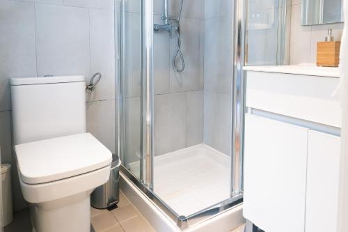 a bathroom with a toilet and a shower at Vibe Apartments by Olala Homes in Hospitalet de Llobregat