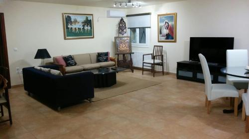 Televisyen dan/atau pusat hiburan di Beautiful cozy house in the Greek Riviera