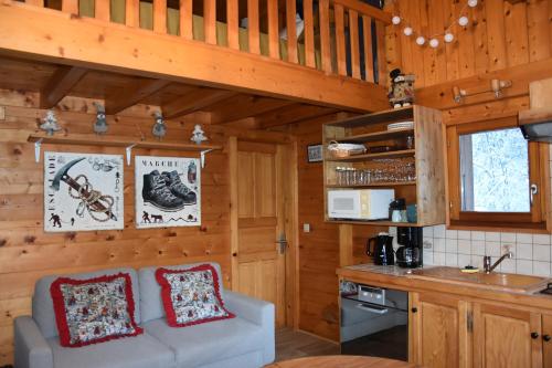 - un salon avec un canapé dans une cabine dans l'établissement Chalet L'Armoy, à La Giettaz