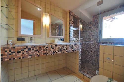 a bathroom with two sinks and a shower at RNET - Apartments Roses Centre in Roses