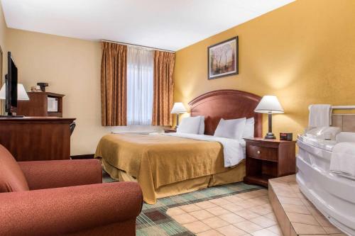 A bed or beds in a room at Quality Inn & Suites Miamisburg - Dayton South