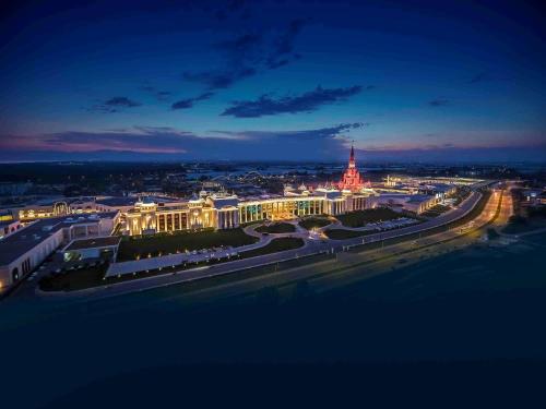 uma vista da cidade à noite em The Land Of Legends Kingdom Hotel - All-in Concept em Belek