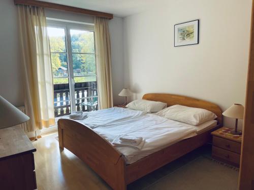 Schlafzimmer mit einem großen Bett und einem Fenster in der Unterkunft Stiftstaverne Klein Mariazell in Kleinmariazell