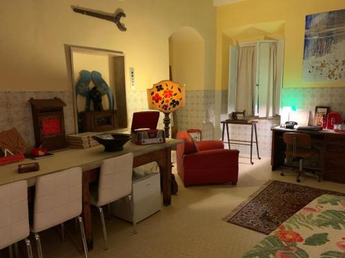 una camera con cucina completa di scrivania e sedia di Démodé a Cortona