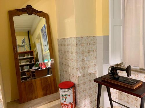 bagno con specchio, sgabello e lavandino di Démodé a Cortona