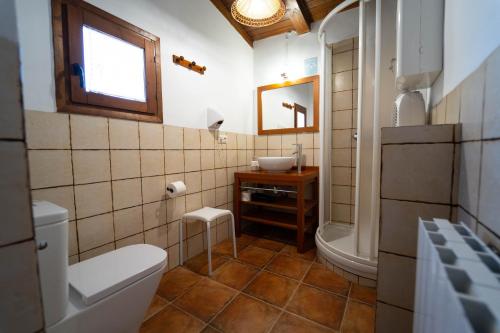 A bathroom at LA CASETA Turismo Rural