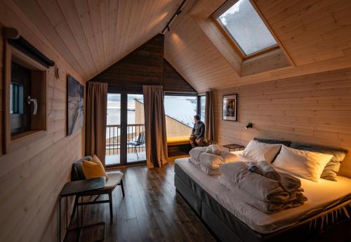 a bedroom with a bed and a window at Hattvika Lodge in Ballstad