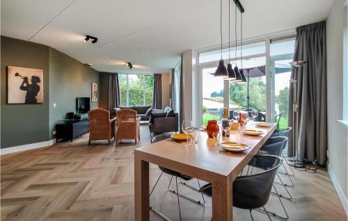 a dining room and living room with a table and chairs at Nice Home In Vlagtwedde in Vlagtwedde
