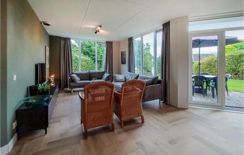 a living room with a couch and a table and chairs at Nice Home In Vlagtwedde in Vlagtwedde