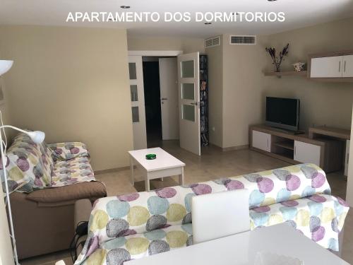 ein Wohnzimmer mit Couch und Tisch in der Unterkunft MARIAGUERRERO - La Casita Azul in Cabo de Palos
