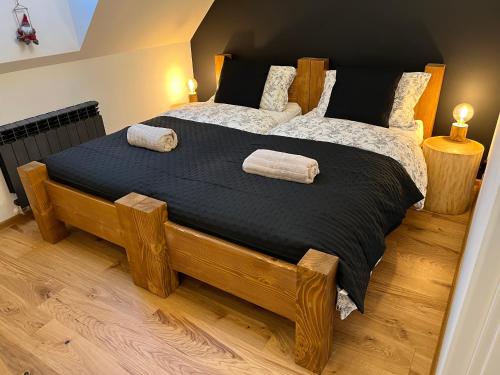 ein Schlafzimmer mit einem großen Bett mit zwei Handtüchern darauf in der Unterkunft PETE HOUSE in Ustrzyki Dolne