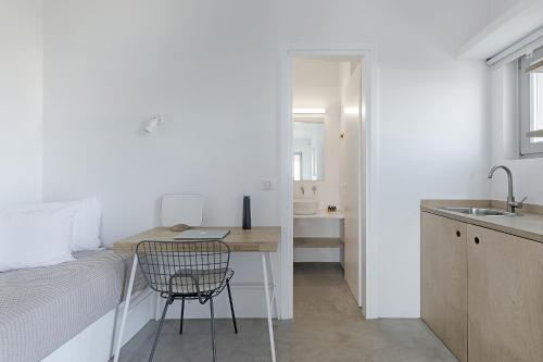 1 dormitorio con 1 cama y escritorio con silla en Teal Blue, en Koufonisia