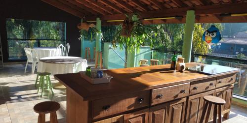 an outdoor kitchen with a counter and a patio at Casa Lot Fechado, Churrasqueira, Piscina, Toboágua, parque para crianças , Internet in Piracaia