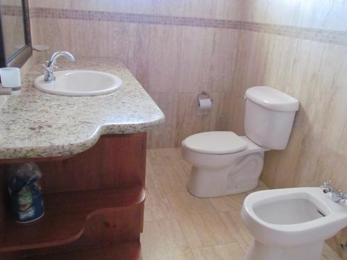 y baño con aseo blanco y lavamanos. en Villa Sosua Hispaniola Residencial, en Sosúa