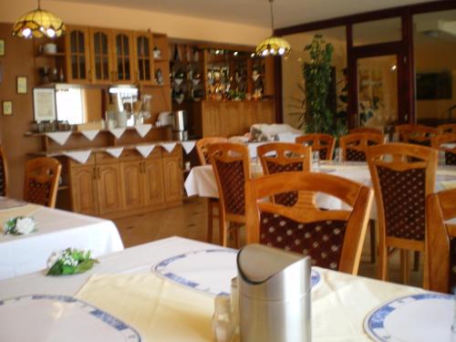 A restaurant or other place to eat at Mediterrán-Apartmanok-Harkány