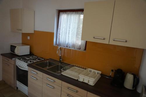 Küche/Küchenzeile in der Unterkunft Alexandra Vendégház Siófok