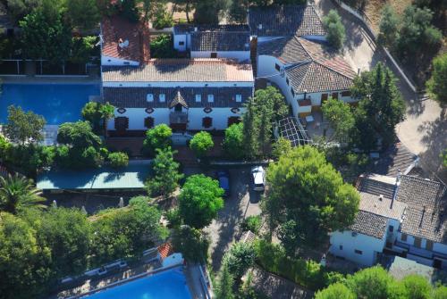 - une vue aérienne sur une demeure de caractère avec 2 piscines dans l'établissement Complejo La Veguilla, à Arroyo del Ojanco